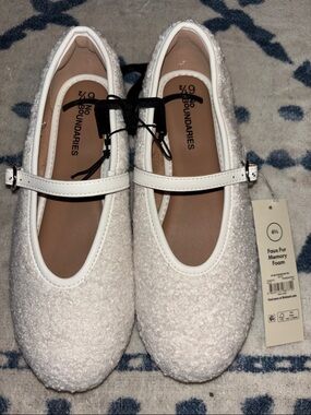 No Boundaries Woman’s White Faux Fur Memory Foam Mary Jane Flats! Size 6.5 NWT